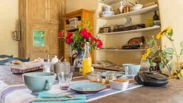 Free daily continental breakfast