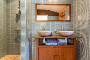 Comfort-huone (Cerasus) | Kylpyhuone | Suihku, hiustenkuivaaja, pyyhkeet, saippua