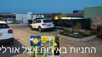 Parkplätze auf dem Gelände