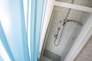 Shower, hair dryer, towels - UR-NEST Sacco, Comfortable apartment (Bologna)