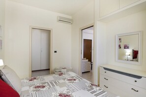 1 slaapkamer, een strijkplank/strijkijzer, wifi, beddengoed
