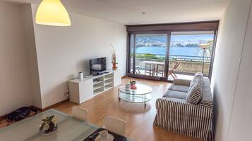 Apartment, 1 Bedroom, Balcony, Lake View | Ruang tamu | 32 inci televisyen dengan digital