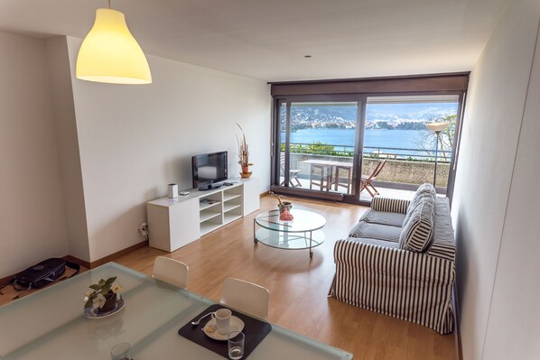 Apartment, 1 Schlafzimmer, Balkon, Seeblick | Wohnbereich | 32-Zoll-Fernseher mit Digitalempfang