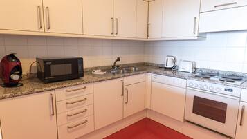 Apartment, 1 Bedroom, Balcony, Lake View | Dapur peribadi | Peti sejuk/penyejuk beku saiz penuh, ketuhar gelombang mikro, dapur