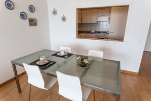 Apartment, 1 Schlafzimmer, Balkon, Seeblick | Essbereich im Zimmer