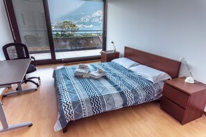 Apartment, 1 Schlafzimmer, Balkon, Seeblick | 1 Schlafzimmer, Schreibtisch, Bügeleisen/Bügelbrett, Babybetten