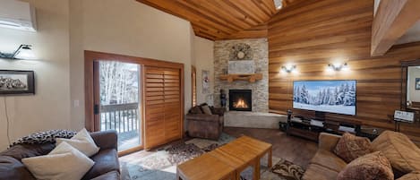 Peis, bøker og stereoanlegg