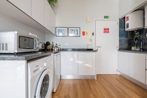 Refrigerador, microondas, parrilla de estufa y cafetera y tetera 