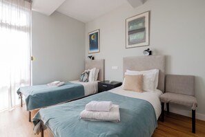 Een strijkplank/strijkijzer, wifi, beddengoed