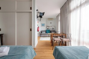 Tabla de planchar con plancha, wifi, ropa de cama