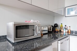 Refrigerador, microondas, parrilla de estufa y cafetera y tetera 