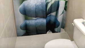 Shower, towels - Hotel Henry Inn (Bacalar)