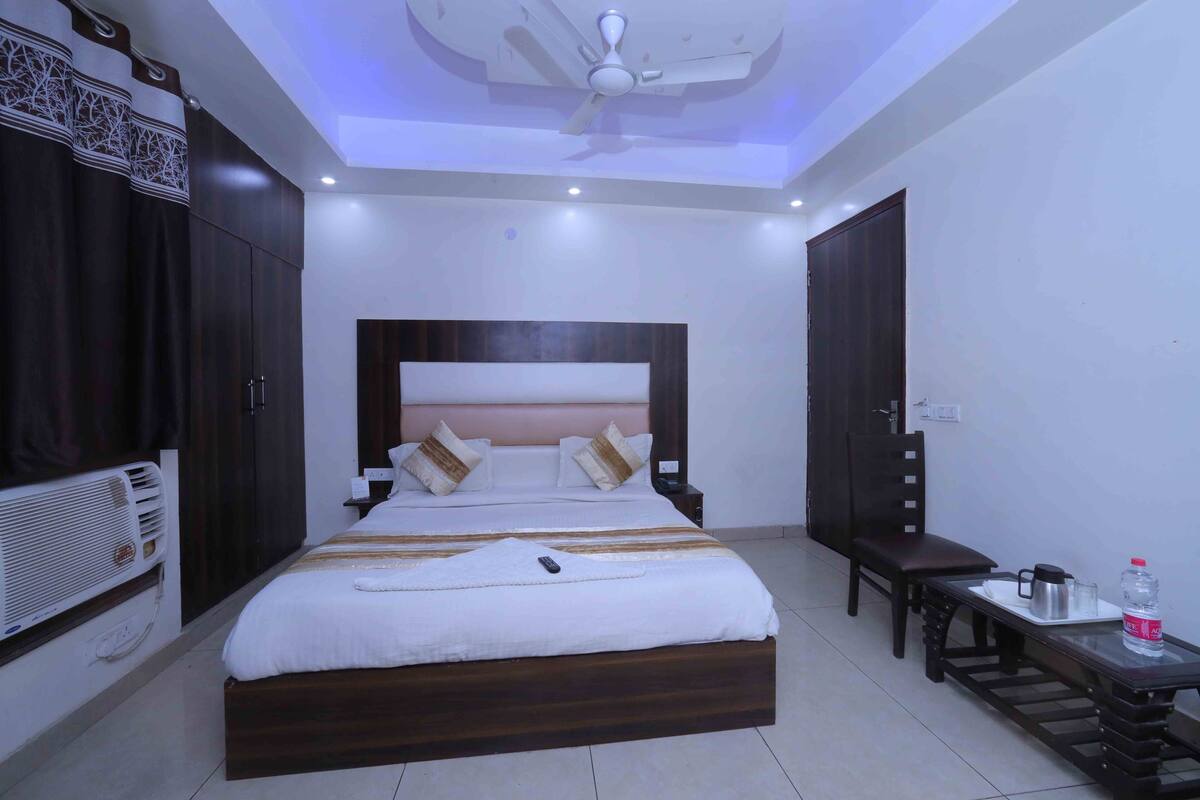 Deluxe Room | Living room