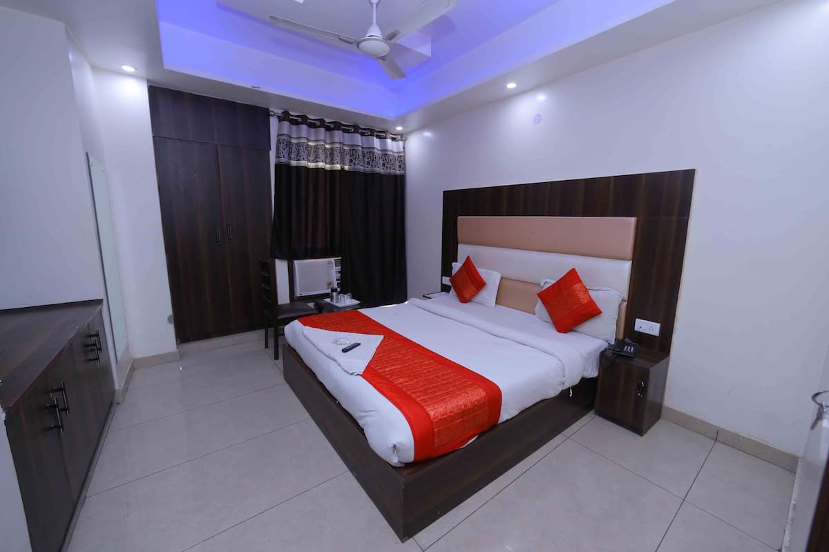 Deluxe Double Room | Living room