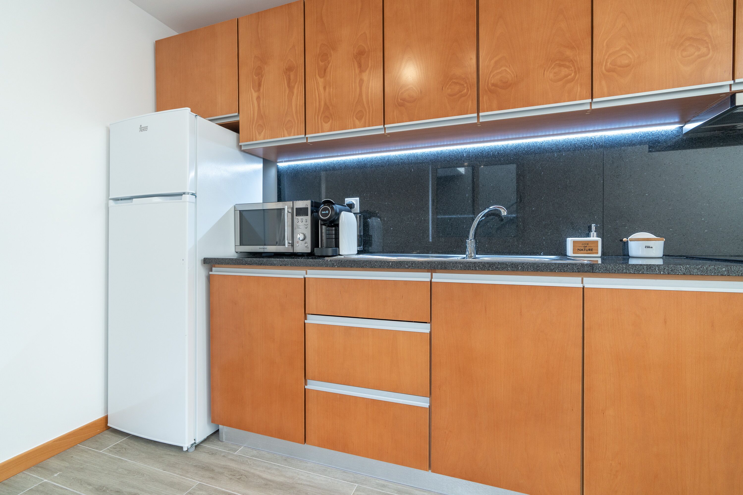 Kühlschrank, Mikrowelle, Ofen, Geschirrspüler