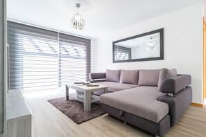 TV, fireplace - Casa Leonardo, Sea Views (Arco da Calheta)