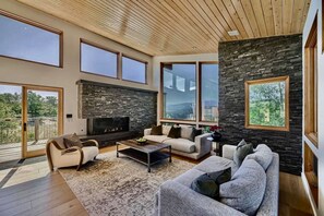 Smart TV, fireplace, DVD player, stereo
