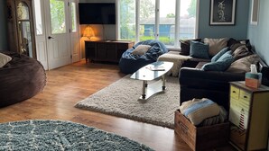 TV, fireplace