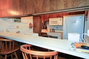 Refrigerador, microondas, parrilla de estufa y lavavajillas 