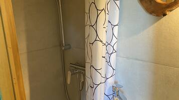 Ducha, secador de pelo, toallas, papel higiénico