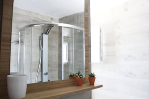 Penthouse (D1) | Badezimmer | Dusche, kostenlose Toilettenartikel, Haartrockner, Handtücher