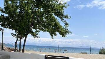 Standard Apartment, 1 Queen Bed, Beach View | Terrace/patio