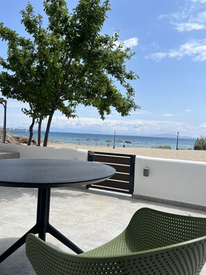 Standard Apartment, 1 Queen Bed, Beach View | Terrace/patio