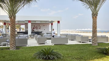 Bar tepi kolam renang