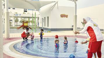 Un espace de jeux aquatiques pour enfants et adultes.
