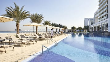 3 piscines extérieures, parasols de plage, chaises longues