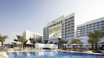 3 outdoor pools, pool umbrellas, pool loungers