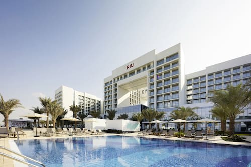 3 outdoor pools, pool umbrellas, pool loungers