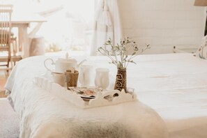 Individually decorated, desk, free WiFi, bed sheets - Guinea Fowl House (Cape Town)