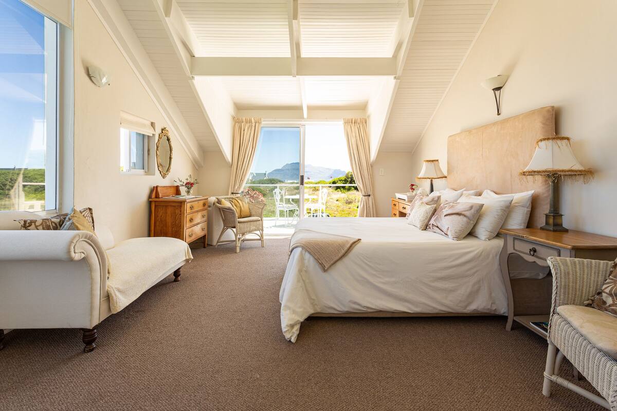 Habitación (Sunset) | Decoración personalizada, escritorio, wifi gratis y ropa de cama