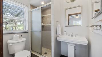 Combined shower/tub, eco-friendly toiletries, hair dryer, towels