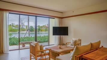 Island, Suite ejecutiva, 1 cama King size, balcón | Caja de seguridad en la habitación y escritorio