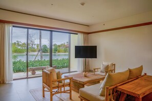 Island エグゼクティブ スイート キングベッド 1 台 バルコニー | セーフティボックス (室内)、デスク、ノートパソコン用作業スペース、遮光カーテン