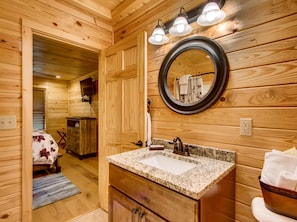 Hus - 1 kingsize-säng med bäddsoffa (River Getaway #2326) | Badrum | Handdukar