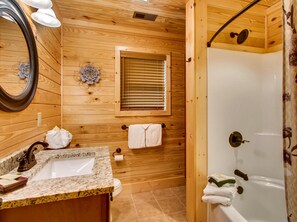 House, 1 King Bed with Sofa bed (River Getaway #2326) | Bathroom | Towels