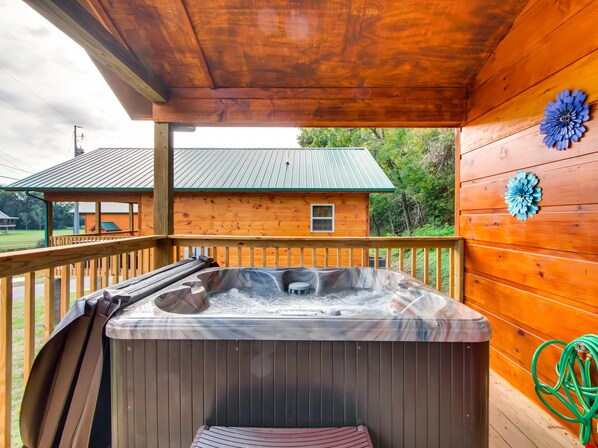 Hus - 1 kingsize-säng med bäddsoffa (River Getaway #2326) | Bubbelpool utomhus