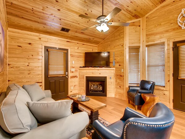 獨棟房屋, 1 張特大雙人床和 1 張沙發床 (River Getaway #2326) | 起居區