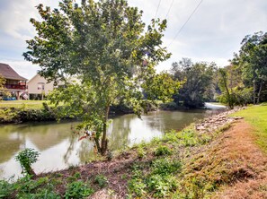 House, 1 King Bed with Sofa bed (River Romance #2328) | Property grounds