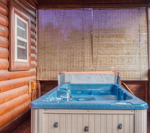 House, Multiple Beds (Sugar Bear #268) | Outdoor spa tub