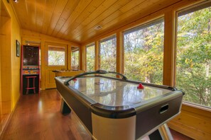 House, Multiple Beds (Skinny Dippin' #261) | Games room - Skinny Dippin' #261 (Pigeon Forge)