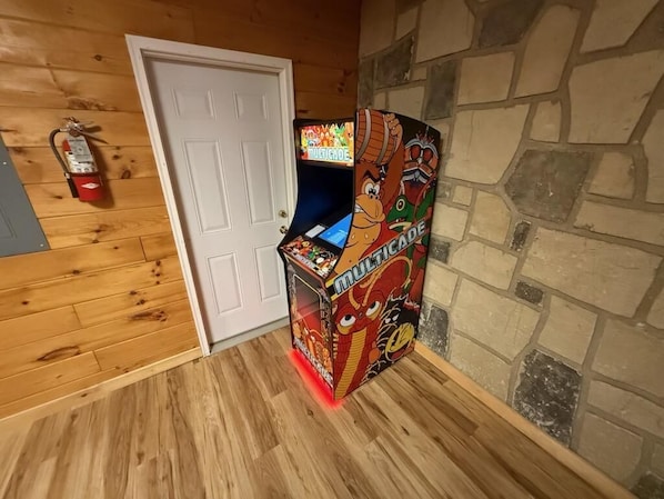 Casa, varias camas (Creekside Retreat #208) | Sala de juegos