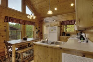 House, Multiple Beds (Serenity Now #370) | Private kitchen | Fridge, microwave, stovetop, dishwasher - Serenity Now #370 (Pigeon Forge)