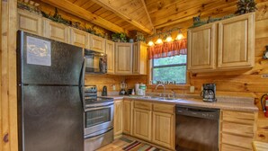 House, Multiple Beds (Wow! What A Cabin #255) | Private kitchen | Fridge, microwave, stovetop, dishwasher - Wow! What A Cabin #255 (Sevierville)