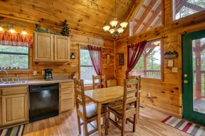 Casa, varias camas (Wow! What A Cabin #255) | Cocina privada | Frigorífico, microondas, placa de cocina y lavavajillas
