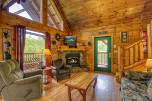 House, Multiple Beds (Wow! What A Cabin #255) | Living area - Wow! What A Cabin #255 (Sevierville)