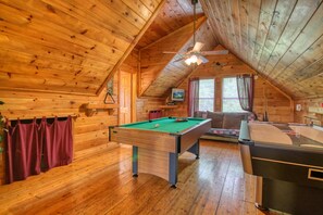 House, Multiple Beds (Wow! What A Cabin #255) | Games room